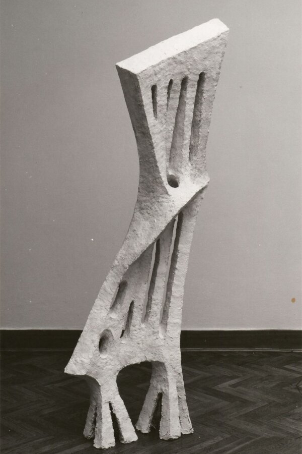 Věra Janoušková, Totem, 1992, osinek, železo, foto: Libor Teplý